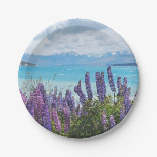 Plato De Papel lavanda en la orilla del lago