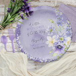 Plato De Papel Lavender Boho Un Pequeño Bebé De Flor Silvestre Es<br><div class="desc">Las flores silvestres de lavanda de bonito sobre un fondo de salpicadura de color agua son el telón de fondo perfecto para los detalles de los accesorios de su fiesta Baby Sprinkle sobre este diseño de rociado de bebé "Una pequeña flor silvestre está en camino". Diseño compuesto por Holiday Hearts...</div>