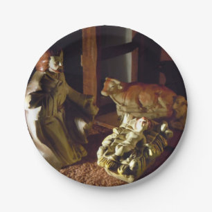 PLATO DE PAPEL LEJOS EN UN PESEBRE