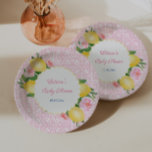 Plato De Papel Lémones Amalfitanos Con Baldosas Y Flores Rosa<br><div class="desc">Los limones pintados a mano acentuados con flores color agua rosada con un patrón de fondo rosa y blanco basado en una baldosa vintage. Si prefieres el círculo central con un borde plano (en lugar de la vieira), esta opción está disponible. Debajo de los cuadros de personalización de texto, "haga...</div>