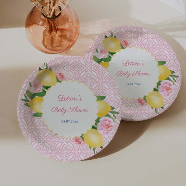 Plato De Papel Lémones Amalfitanos Con Baldosas Y Flores Rosa (Pretty pink and white baby shower baby plates with watercolor lemons and scallop border)