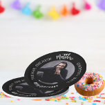 Plato De Papel Leyenda del mito del fotógrafo blanco negro de cum<br><div class="desc">Un fondo negro clásico. Texto: El hombre,  el mito,  la leyenda. Personaliza y agrega su nombre,  edad y foto.</div>