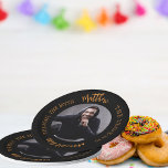 Plato De Papel Leyenda del mito del hombre de la foto del oro neg<br><div class="desc">Un fondo negro clásico. Texto: El hombre,  el mito,  la leyenda. Personaliza y agrega su nombre,  edad y foto.</div>