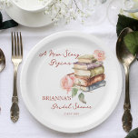 Plato De Papel Libro de historias nuevo capítulo ducha de novia i<br><div class="desc">Libro de historias nuevo capítulo ducha de novias monograma placas impresas de papel plantilla vajilla personalizada, libros que leen el tema de las placas de ducha de novia decoración personalizada de mesa, pila de libros de color y rosas ondulados escritura casual tipo de letra ducha de novia tema de los...</div>