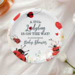 Plato De Papel Little Ladybug Chica Baby Shower<br><div class="desc">¡Sirva dulzura en tu celebración con nuestras pequeñas placas de papel Baby Shower para Chicas de insectos de moda! Con sus encantadores diseños de mariscos rodeados de divertidos puntos de polka y acentos florales en rojo vivo, negro y blanco, estos platos son perfectos para añadir un toque caprichoso a su...</div>