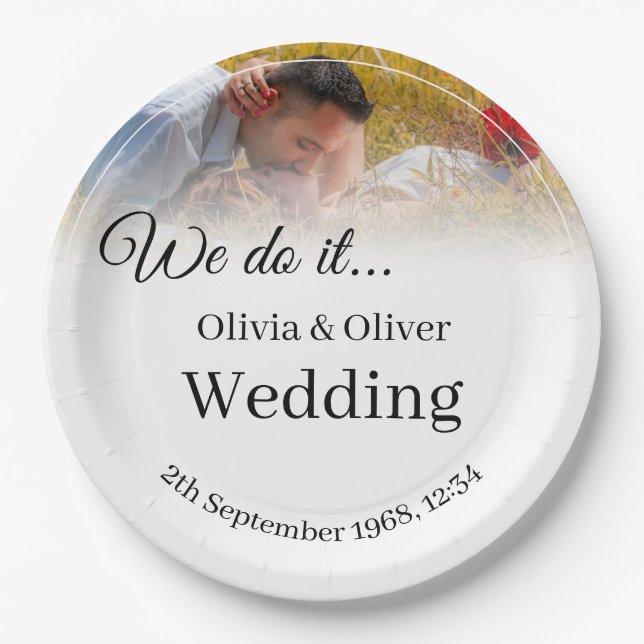 Plato De Papel Lo hacemos - Pareja besándose en un prado (Anverso)