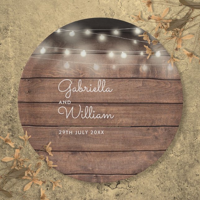 Plato De Papel Luces de Cuerda de Madera de Granero Rústico para  (Rustic Barn Wood String Lights Script Wedding Paper Plates)
