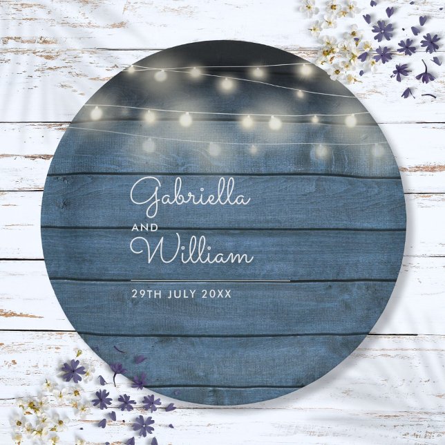 Plato De Papel Luces de Cuerda de Madera Rústica Azul Guión Boda (Blue Rustic Wood String Lights Script Wedding Paper Plates)