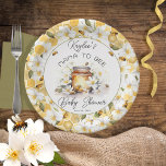 Plato De Papel Mamá para abejas flores y bebe miel Baby Shower<br><div class="desc">Presentamos nuestra encantadora colección de Baby Shower, inspirada en la dulzura de la miel y la belleza de las flores florecientes. Esta encantadora plantilla de género neutro muestra una encantadora combinación de elementos, incluyendo un tarro dulce de miel y delicadas flores blancas. En el corazón del diseño, encontrarás la entrañable...</div>