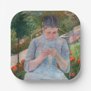 Plato De Papel Mary Cassatt - Chica cosiendo en un jardín