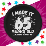 Plato De Papel Meme sarcástico de 65 años Funny cumpleaños número<br><div class="desc">Este divertido diseño de cumpleaños número 65 hace un gran chiste de humor sarcástico o regalo de novedad para un tema de cumpleaños de 65 años o una fiesta sorpresa de cumpleaños número 65. Funcionalidades como "Lo hice a los 65 años... nada me asusta", meme gracioso de 65 años que...</div>