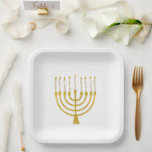 Plato De Papel Menorah Hanukkah Boda de dibujo de velas celestes<br><div class="desc">Relieve metalizado de oro falso menorah velas para su celebración de Hanukkah. Ilustracion menorah caprichoso con estrellas blancas cubiertas de velas celestiales sobre un falso atril de velas menorah dorado. Hanukkah,  elegante boda estrella de Menorah,  ilustró regalos de diseño y productos de papel.</div>