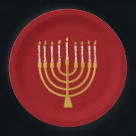 Plato De Papel Menorah Hanukkah Candle Celestial Ruby Rojo<br><div class="desc">Relieve metalizado de oro falso menorah velas para su celebración de Hanukkah. Ilustracion menorah caprichoso con estrellas blancas cubiertas de velas celestiales sobre un falso atril de velas menorah dorado. El elegante estrella de Menorah Hanukkah ilustró regalos de diseño y productos de papel.</div>