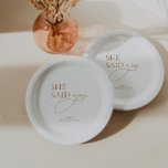 Plato De Papel Minimalista elegante ducha de novia blanco<br><div class="desc">Eleva tu celebración boda con la perfecta mezcla de minimalismo y elegancia encarnada en nuestras Placas de papel blanco adornadas con un sutil monograma. Aproveche la sofisticación sin esfuerzo y haga que su día especial sea verdaderamente memorable. Coordina con la colección Invitación a la Boda "Chloe". Descubra el conjunto completo...</div>