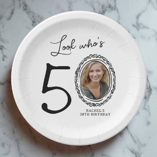 Plato De Papel Mira quién es el cumpleaños número 50 de la foto