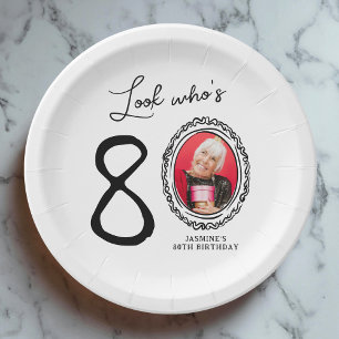 Plato De Papel Mira quién es el cumpleaños número 80 de la foto