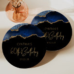 Plato De Papel Moda Agate Geode Blue Gold Fiesta de cumpleaños nú<br><div class="desc">Estos glamorosos platos de papel de moda para fiestas de 60 años presentan una imagen acuarela de una ágata geodésica en tonos azules con falsos purpurinas de oro resaltados. Las palabras "cumpleaños número 60" aparecen en un falso purpurina de oro en un tipo de letra decorativa y moderna. Personalizar con...</div>