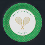 Plato De Papel Moda de tenis Tema de deportes verde y oro<br><div class="desc">A los tenistas o aficionados les encantarán estos platos de tenis con temática verde y oro,  con racquets de oro. Parte de una colección de Parcel Studios. *Nota: El oro de este producto es falso. No se utilizará ningún Relieve metalizado de oro real en la fabricación de este producto.</div>