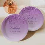 Plato De Papel Moda Morado Purpurina Drip 16º cumpleaños<br><div class="desc">Estos elegantes platos de papel de moda para la fiesta de 16 años presentan un purpurina de imitación de color morado brillante con un borde de goteo y un fondo morado. Personalízalos con el nombre del invitado de honor en escritura a mano morada, con su cumpleaños y fecha debajo en...</div>