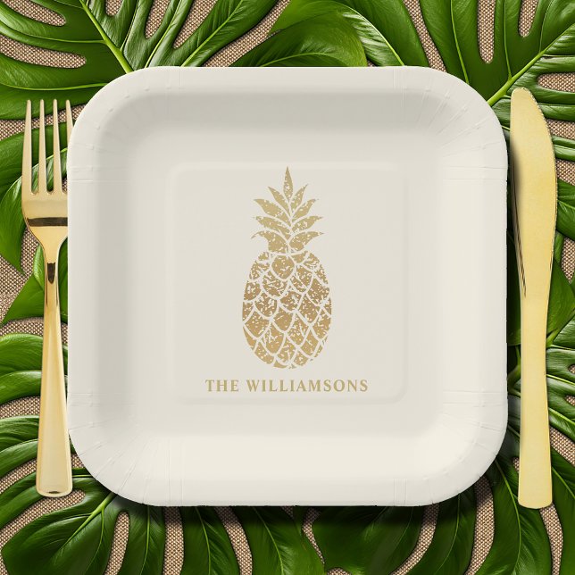 Plato De Papel Moda Piña de Oro (Chic gold pineapple personalized square ivory paper plates)