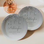 Plato De Papel Moda Plata Purpurina Drip 18a Fiesta de Cumpleaños<br><div class="desc">Estas modas,  elegantes placas de papel para fiestas de 18 años,  presentan un brillante borde de goteo purpurina de color plateado y un fondo sombrío de plata. Personalízalos con el nombre del invitado de honor en escritura a mano gris,  con su cumpleaños y fecha debajo en letra sans serif.</div>