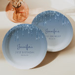 Plato De Papel Moda Purpurina Azul goteo 21 Fiesta de cumpleaños<br><div class="desc">Estas elegantes placas de papel fiesta de 21 años de moda presentan un brillante borde azul falso purpurina y un fondo azul oscuro. Personalízalos con el nombre del invitado de honor en escritura a mano azul,  con su cumpleaños y fecha debajo en letra sans serif.</div>