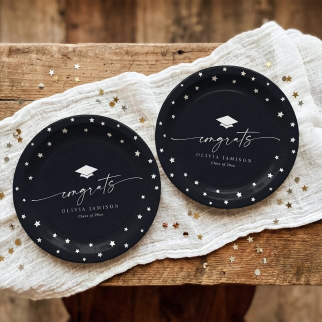 Plato De Papel Modern Black and White Class of 2026 Graduation (Black and white graduation plates with script congrats, stars and graduation cap)