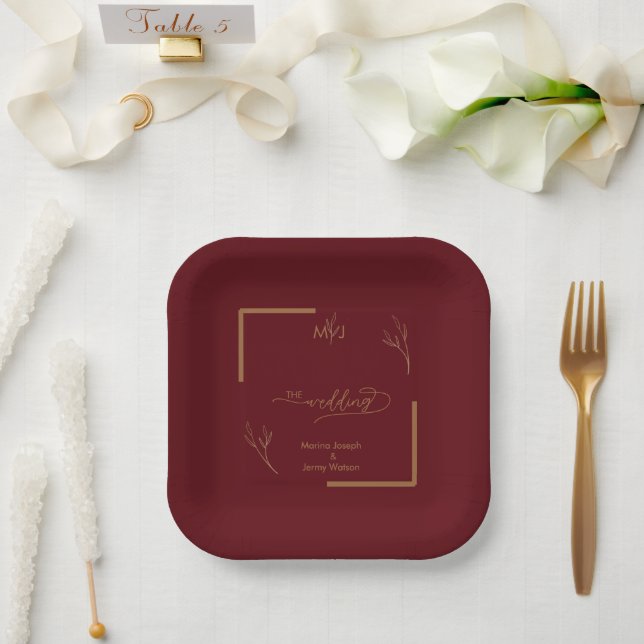 Plato De Papel Modern Burgundy Golden Leaflet Border Monogram (Boda)