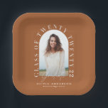 Plato De Papel Moderna graduación de arco de fotografía de tipogr<br><div class="desc">Tarjeta de invitación de graduación de arco fotográfico de terracota geométrica moderna y elegante tipografía.</div>