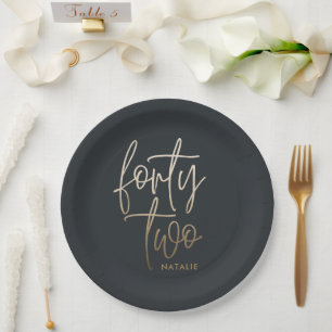 Plato De Papel Moderno 42 cumpleaños Black gold elegante script I