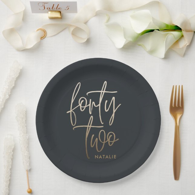Plato De Papel Moderno 42 cumpleaños Black gold elegante script I (Boda)