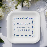 Plato De Papel Moderno Boda de marco ondulado azul<br><div class="desc">Añada un toque elegante a su recepción de bodas, cena de ensayo, fiesta de compromiso o ducha de boda con estos platos de papel de marco ondulado azul moderno. Las placas retro de papel boda muestran los nombres de la pareja en negrita con letras azules rodeadas de un borde ondulado...</div>