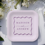 Plato De Papel Moderno Boda de marco ondulado morado<br><div class="desc">Añada un toque elegante a su recepción de bodas, cena de ensayo, fiesta de compromiso o ducha de boda con estos platos de papel de marco marrón violeta moderno. Las placas retro de papel boda muestran los nombres de la pareja en negrita con letras violetas rodeadas de un borde violeta...</div>