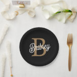 Plato De Papel Moderno y elegante nombre de monograma Black Gold<br><div class="desc">Las modernas y elegantes placas de papel con el nombre de Monograma Negro Gold Script aportan un toque refinado y elegante a cualquier celebración. Con un sofisticado fondo negro y un monograma y nombre de escritura oro personalizado, estas placas son perfectas para añadir un toque elegante a bodas, fiestas o...</div>