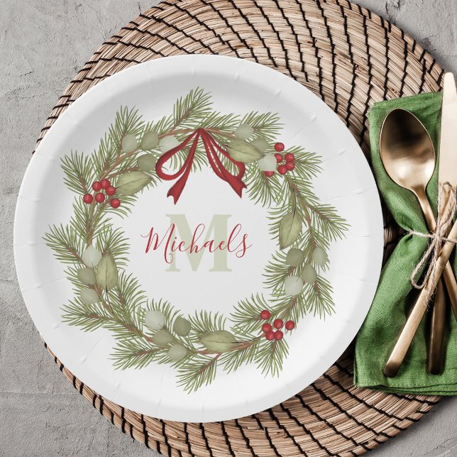Plato De Papel Monograma de la guirnalda roja de la guirnalda bot (Simple Wreath design holiday paper plate with an elegant calligraphy monogram and name.)