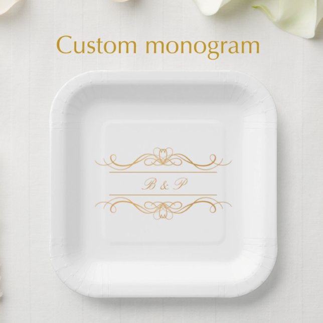 Plato De Papel Monograma de pareja elegante Boda de Swirl Gold (Add the couple’s initials for an elegant golden whimsical monogrammed paper party plate.
)