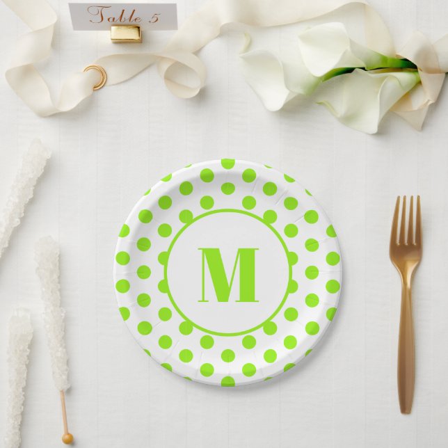 Plato De Papel Monograma de polka dot verde timbre inicial sobre  (Boda)