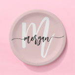 Plato De Papel Monograma de Rubor rosado moderno con guión de gaf<br><div class="desc">Añada un toque de elegancia a su evento con nuestras planchas de papel con un monograma Rubor rosado y moderno. Estos elegantes platos cuentan con un suave fondo rosa y una moda, escritura moderna que muestra tu monograma o nombre personalizado, creando un estilo personalizado para cualquier ocasión. Elaboradas con papel...</div>