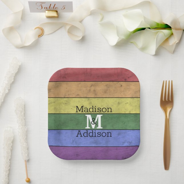Plato De Papel Monograma del arco iris de la bandera LGBT vintage (Boda)