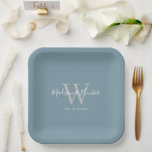 Plato De Papel Monograma moderno con guión de Boda azul turbio<br><div class="desc">Decore su mesa boda con estas modernas placas de papel monograma de Boda azul turbio. Todas son modernas y están decoradas con un fondo azul personalizable. La inicial gris grande está en el centro y los nombres de novia y novio están en el alfabeto con letras a mano de moda....</div>