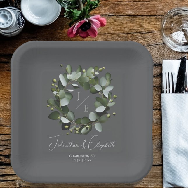 Plato De Papel Monograma moderno Eucalyptus Wreath Boda Gris (Gray Modern Monogram Eucalyptus Wreath Wedding Paper Plates)