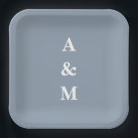 Plato De Papel Monogramas Blancos Azul Polvo Iniciales Elegante B<br><div class="desc">Diseñado con plantilla de texto para iniciales monogramadas que puedes personalizar. También puedes cambiar el color de fondo como desees.</div>