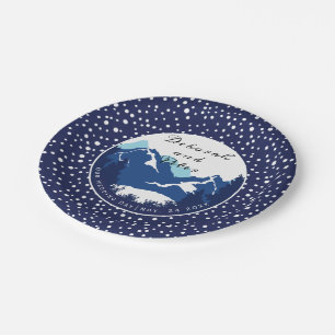Plato De Papel Montañas azules y blancas y árboles de coníferas b