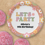 Plato De Papel Nacimiento de Groovy Daisies, Chica de fotografía<br><div class="desc">Un lindo plato de papel hippie de fiesta de cumpleaños con poder de flores que es perfecto para cualquier celebración de chicas jóvenes. El diseño de groovy incluye mareas multicolor que crean un borde. Diversas letras de estilo de los años 70 que dicen "Let's Fiesta" agregan un ambiente colorido. Personalice...</div>