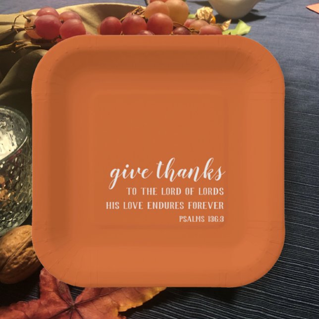 Plato De Papel Naranja quemado moderno dar gracias Acción de Grac (Burnt orange modern script give thanks Bible verse Christian Thanksgiving dinner paper plate.
)