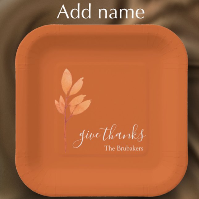 Plato De Papel Naranja Quemado personalizado Boho Da Gracias Acci (Custom name Thanksgiving paper plate. Original watercolor on burnt orange. Give thanks script.)