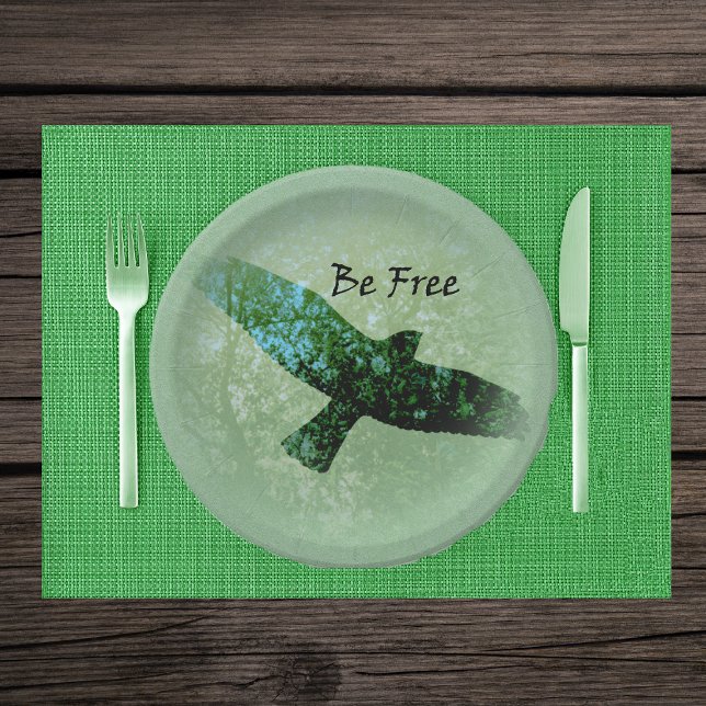 Plato De Papel Naturaleza Árboles verdes Pájaros lanzando cuerdas (Flying black transparent crow faded treetops on green Be Free paper party plates.)