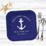 Plato De Papel Navía azul de anclaje de barco personalizada<br><div class="desc">Platos modernos de papel de temática náutica para el barco,  con un ilustracion blanco de ancla sobre un fondo azul marino oscuro. Personalice el texto "Welcome Aboard" y el nombre y ubicación de su barco en una elegante tipografía blanca.</div>