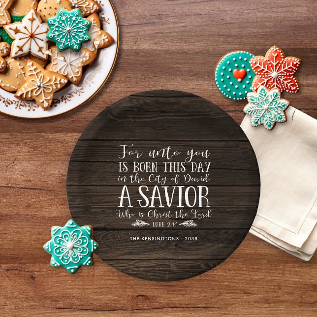 Plato De Papel Navidades cristianos de la madera rusa versus la t (Rustic Wood Christian Christmas Verse Typography Paper Plates)