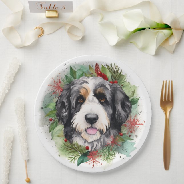 Plato De Papel Navidades de Bernedoodle Wreath Pup festivo (Boda)